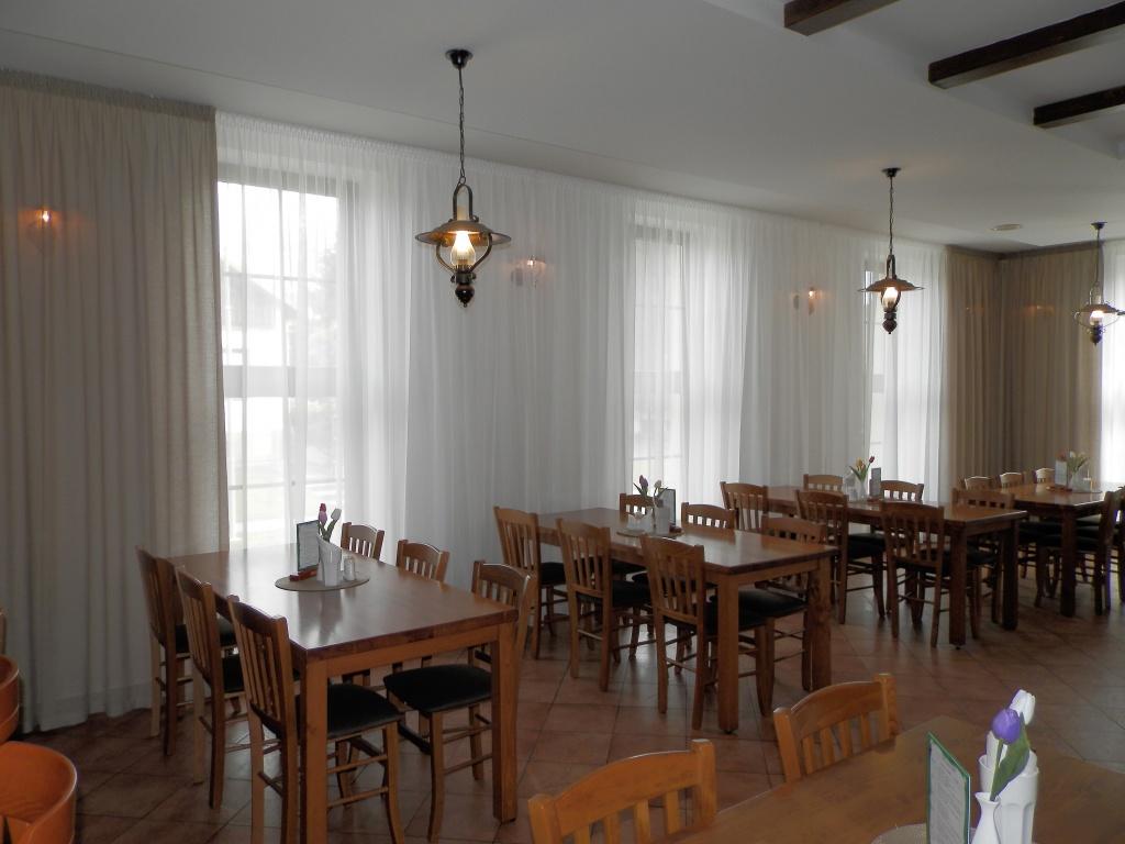 Restaurace Újezd u Brna, realizace záclony, závěsů, kolejnicových systémů a tapet