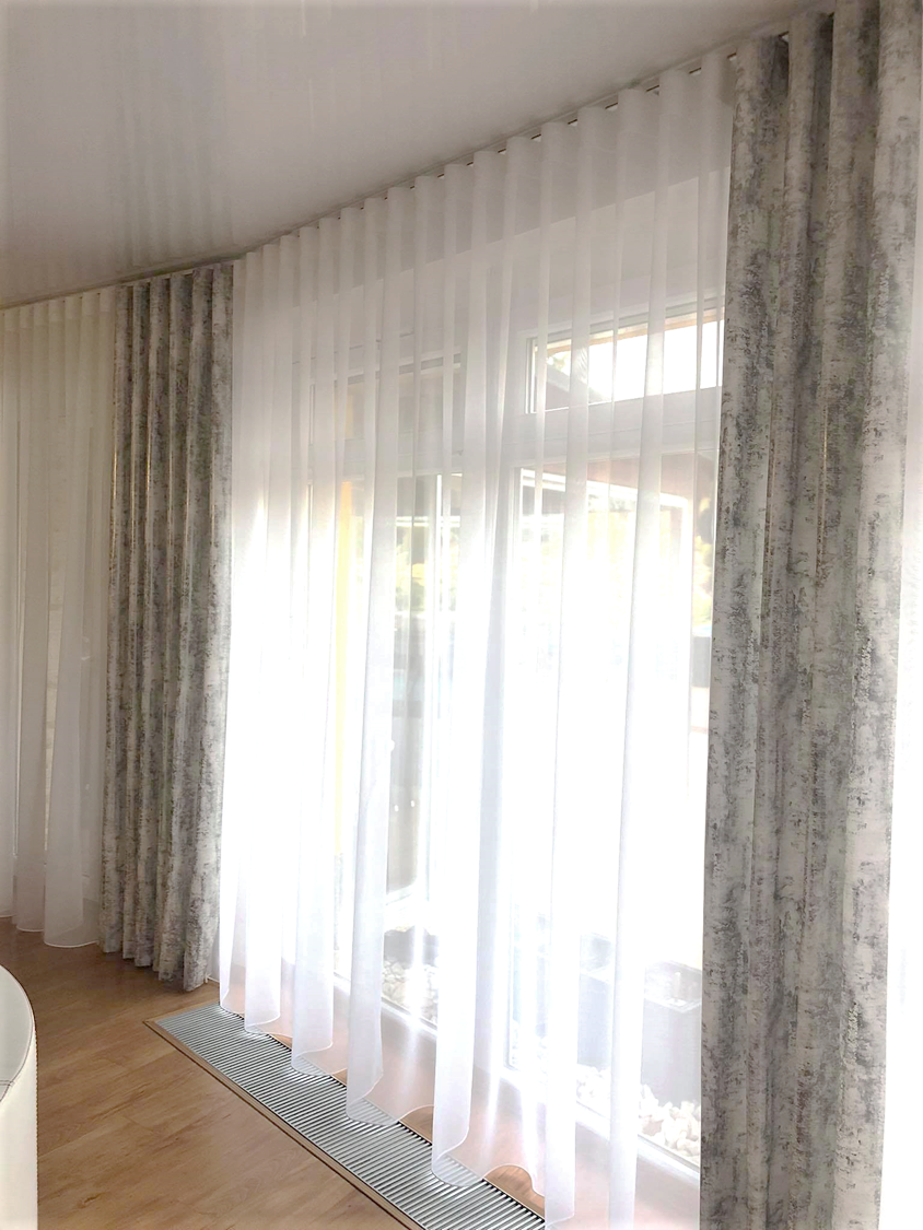 Rodinný dům- řešení stínění obývacího pokoje ve stylu wave pravidelné sklady