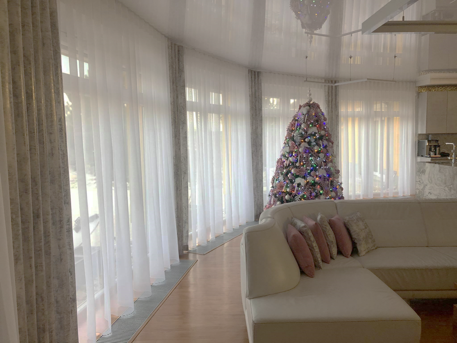 Rodinný dům- řešení stínění obývacího pokoje ve stylu wave pravidelné sklady